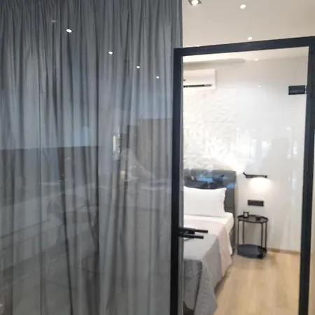 Psaron Suites Near Port Apartment *